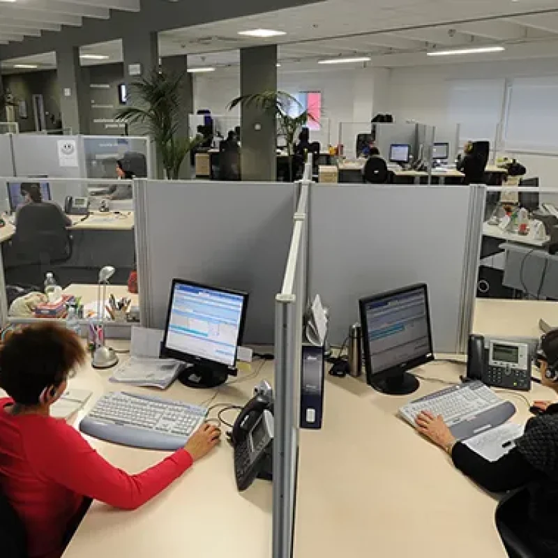 Uffici di Televita con operatori al lavoro su PC